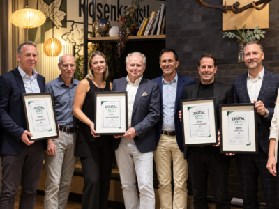 Digital-City-Award-Teilnehmer-und-Jury-vor-Ort