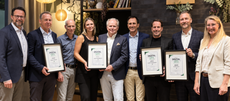 Digital-City-Award-Teilnehmer-und-Jury-vor-Ort