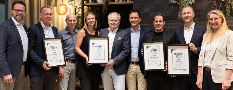 Digital-City-Award-Teilnehmer-und-Jury-vor-Ort