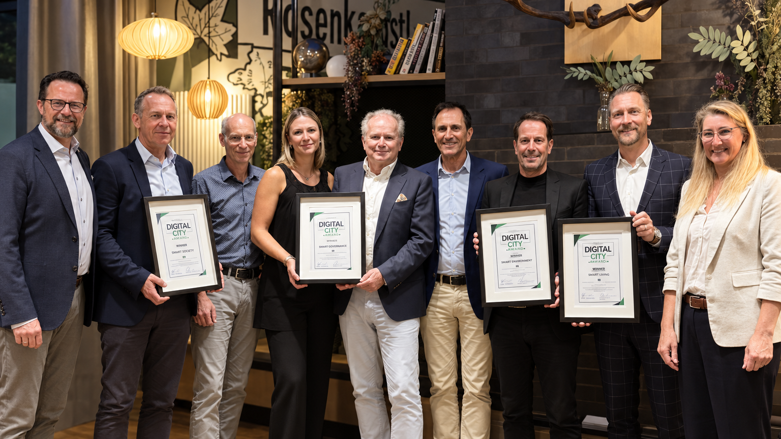 Digital-City-Award-Teilnehmer-und-Jury-vor-Ort